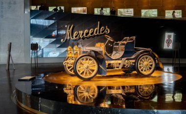 Stuttgart, Almanya - 12 Haziran 2020 - Stuttgart, Almanya 'daki Mercedes Benz Müzesi' nde antik Mercedes Benz arabasıyla galeri