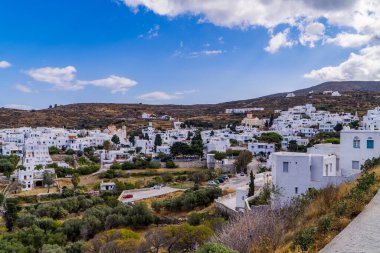 Pyrgos (Panormos), Yunanistan - 9 Ekim 2020 - Yunanistan 'ın Tinos, Cyclades adasında tipik beyaz mavi Kiklad evlere sahip Pirgo köyü manzarası