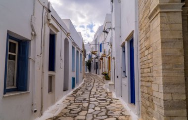Pyrgos (Panormos), Yunanistan - 9 Ekim 2020 - Pyrgos, Tinos, Yunanistan 'daki tipik Kiklad beyaz evleri sokak manzarası
