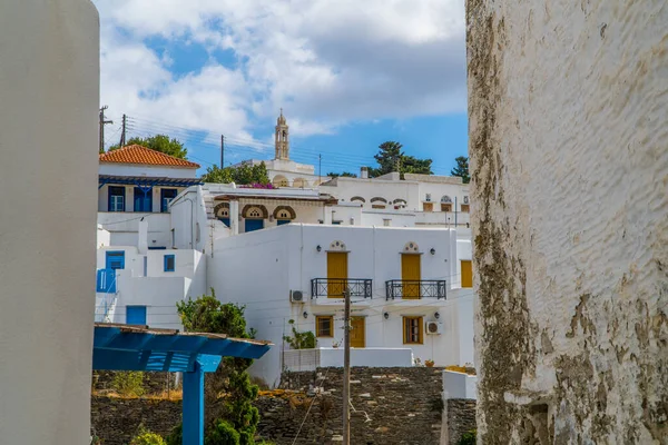ティノス島 キクラデス島 ギリシャのピルゴス パノラマ の町の典型的な白青の家の眺め — ストック写真