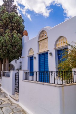 Pyrgos (Panormos), Yunanistan - 9 Ekim 2020 - bilye üreten Pyrgos, Tinos, Cyclades kasabasında mermer aksanlı geleneksel Kiklad evi