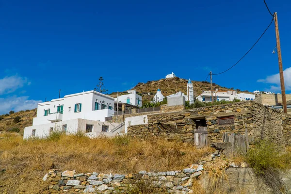ティノス島のVolax近くのキクラデス諸島の白い家と教会 ギリシャ キクラデス諸島 — ストック写真