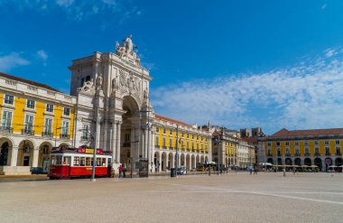 Lizbon, Portekiz - 21 Eylül 2020 - Praca do Comercio 'da muzaffer kemerli eski klasik tramvayın panoramik görüntüsü