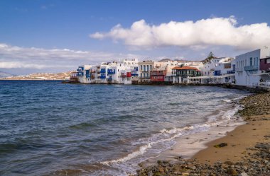 Mykonos, Yunanistan - 18 Ekim 2020 - Geleneksel Cycladic evleri ve plaj manzaralı Mykonos kasabasındaki 
