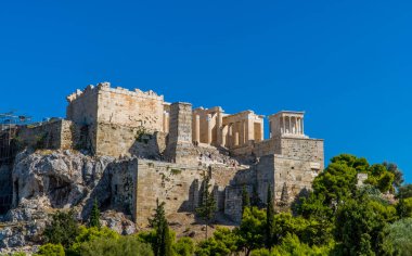 Atina 'daki Akropolis tapınakları, Yunanistan' ın güzel güneş ışığı altında