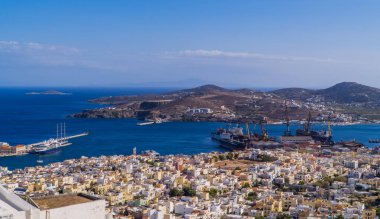 Ermoupoli - Syros, Yunanistan - 14 Ekim 2020 - Cylades 'in başkenti, Yunanistan' ın geleneksel evleri ve tersanesi ile panoramik Ermoupoli - Syros