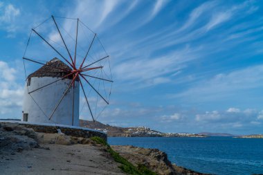 Mykonos, Cyclades, Yunanistan 'daki Mykonos adasında arka planda Ege Denizi bulunan bir yel değirmeninin panoramik görüntüsü