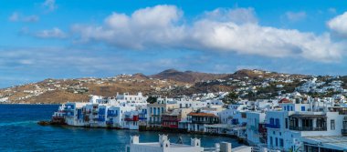 Mykonos, Yunanistan - 18 Ekim 2020 - geleneksel evler ve plaj manzaralı 