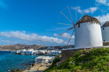 Mykonos, Cyclades, Yunanistan 'daki Mykonos Adası' ndaki (Chora) yel değirmenlerinin panoramik manzarası