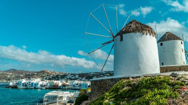 Mykonos, Cyclades, Yunanistan 'daki Mykonos Adası' ndaki (Chora) yel değirmenlerinin panoramik manzarası
