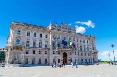 Trieste, İtalya - 23 Temmuz 2020 - Trieste 'nin ana meydanı olan İtalya Piazza Unita d' Italia 'da halk klasik İtalyan mimarisi