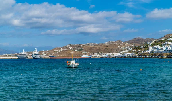 希腊梅科诺斯镇 2020年10月18日 位于梅科诺斯老港口的小型和大型船只 背景为传统房屋 — 图库照片