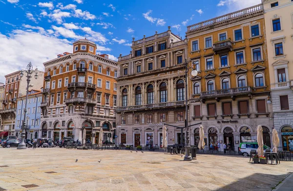 Trieste Italia Julio 2020 Personas Edificios Antiguos Tradicionales Italianos —  Fotos de Stock