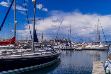 Trieste, İtalya - 23 Temmuz 2020 - Trieste 'deki Marina San Giustio limanında yelkenli tekneleri