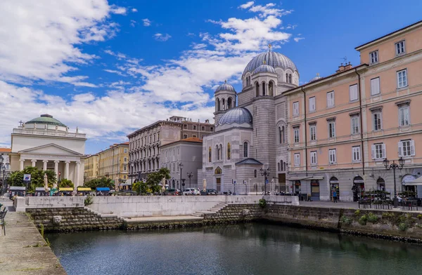 Τεργέστη Ιταλία Ιουλίου 2020 Διώρυγα Grande Και Σερβική Ορθόδοξη Εκκλησία — Φωτογραφία Αρχείου