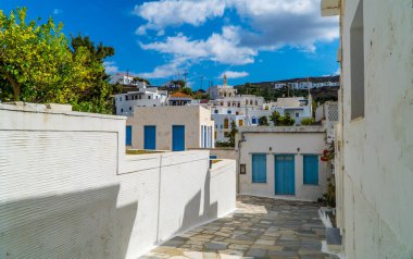 Tinos, Cyclades, Yunanistan 'daki Pyrgos (Panormos) kasabasındaki tipik beyaz-mavi evler