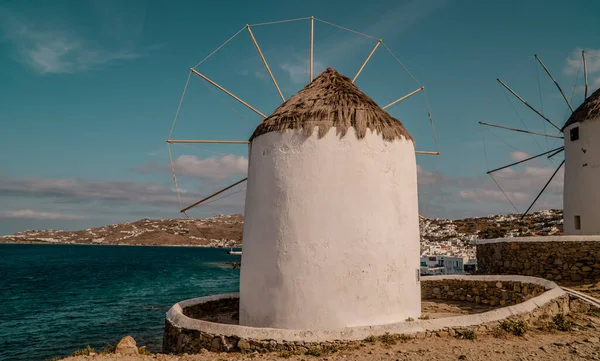 チョーラ ミコノス島の伝統的なキクラデス諸島の風車のパノラマビュー キュクラデス ギリシャ背景の海と — ストック写真