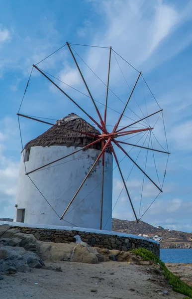 希腊Cyclades Mykonos岛上Mykonos镇一座风车的垂直视图 — 图库照片