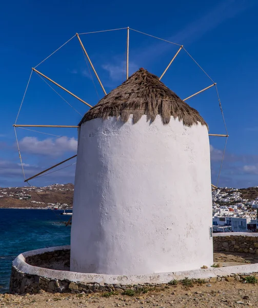 チョーラ ミコノス島の伝統的なキクラデス諸島の風車の垂直ビュー ギリシャ キクラデス諸島 — ストック写真