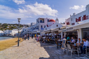 Mykonos Town (Chora), Yunanistan - 18 Ekim 2020 - Eski Mykonos Limanı, Cyclades, Yunanistan 'da turist ve restoranların bulunduğu gezinti alanı