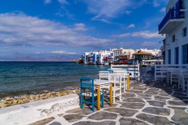 Mykonos Town, Yunanistan - 18 Ekim 2020 - Küçük Venedik 'te bir kafe manzarası - Mykonos Town (Chora), Cyclades, Yunanistan