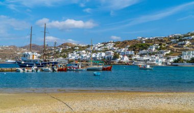 Mykonos Town, Yunanistan - 18 Ekim 2020 - Yunanistan 'ın Eski Mykonos, Cyclades limanındaki balıkçı tekneleri ve Kiklad evleri