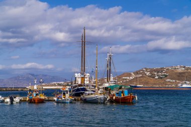 Mykonos Town, Yunanistan - 18 Ekim 2020 - Eski Mykonos Limanı, Cyclades, Yunanistan 'da balıkçı tekneleri, yatlar ve tanker