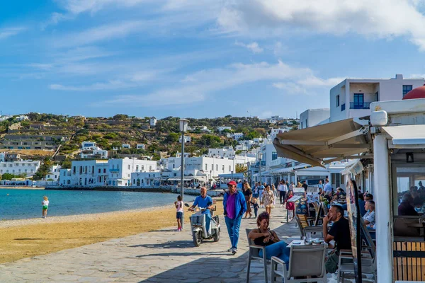 Mykonos Town Grecia Ottobre 2020 Caffè Ristoranti Con Chiesa Nel — Foto Stock