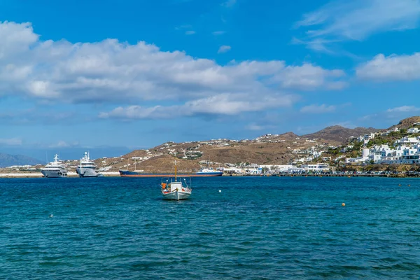 希腊Mykonos镇 2020年10月18日 希腊Cyclades的Mykonos老港的渔船 游艇和油轮全景 — 图库照片