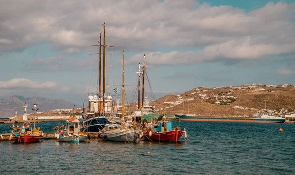 希腊Mykonos镇 2020年10月18日 希腊Cyclades Mykonos旧港渔船 游艇和油轮日落视图 — 图库照片