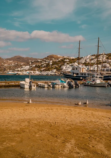 Město Mykonos Řecko Října 2020 Vertikální Pohled Pláž Rybářskou Lodí — Stock fotografie
