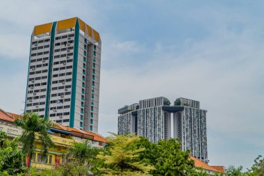 Çin Mahallesi, Singapur - 2 Şubat 2020 - Koloni evleri ve ağaçlarının arkasındaki modern ve eski yerleşim kuleleri