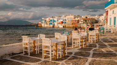 Mykonos Town, Yunanistan - 18 Ekim 2020 - Küçük Venedik 'te kafe, Mykonos, Kiklad gün batımında