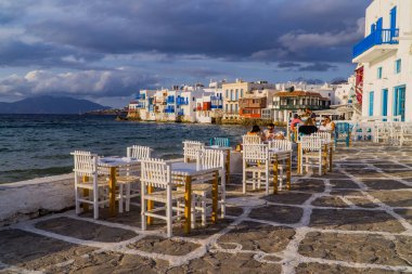 Mykonos Town, Yunanistan - 18 Ekim 2020 - Gün batımında Küçük Venedik, Mykonos, Cyclades 'de bir teras kafe manzarası
