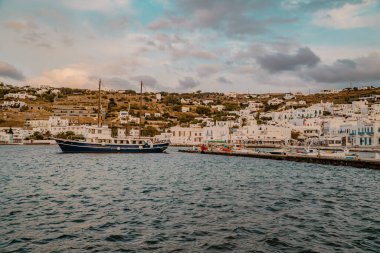 Mykonos Town (Chora), Yunanistan - 19 Ekim 2020 - Eski Mykonos Limanı 'nın gün batımında tekneleri ve Kiklad mimarisi ile güzel bir gün batımı manzarası