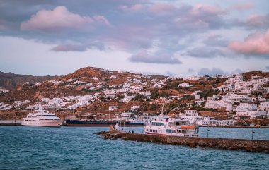 Mykonos Town (Chora), Yunanistan - 19 Ekim 2020 - Tekneleri ve Kiklad mimarisi ile Eski Mykonos Limanı