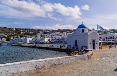 Mykonos, Yunanistan - 18 Ekim 2020 - Küçük ortodoks kilisesi ve geleneksel mimarisi ile Eski Mykonos Limanı (Chora) manzarası