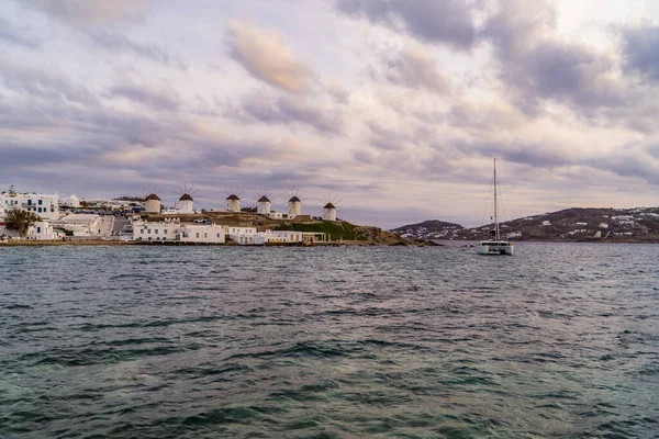 希腊米科诺斯镇 Chora 2020年10月19日 在米科诺斯岛 Cyclades岛上的Chora 美丽的喀达马兰 风车和爱琴海日落美景 — 图库照片