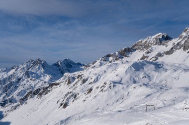 Alp Avrupa manzarası - St. Anton am Arlberg yakınlarındaki karlı tepeler, dağlar ve kayak yamaçları