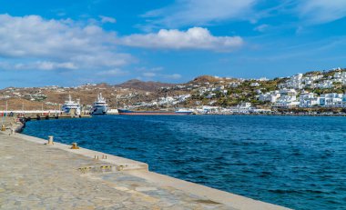 Mykonos, Yunanistan - 18 Ekim 2020 - lüks yatlar ve tankerlerle Eski Mykonos Limanı 'nın (Chora) panoramik manzarası