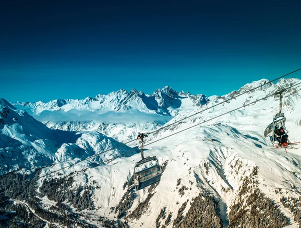 Vue Alpine Imprenable Sur Les Montagnes Enneigées Les Skieurs Sur — Photo