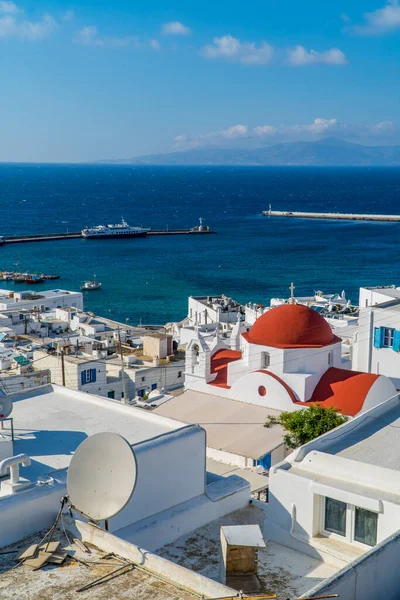 希腊麦科诺斯镇 2020年10月19日 麦科诺斯镇 Chora 的纵观 希腊的Cyclades 传统的白色Cycladic房子 红色穹顶的东正教教堂 以及后方的爱琴海 — 图库照片
