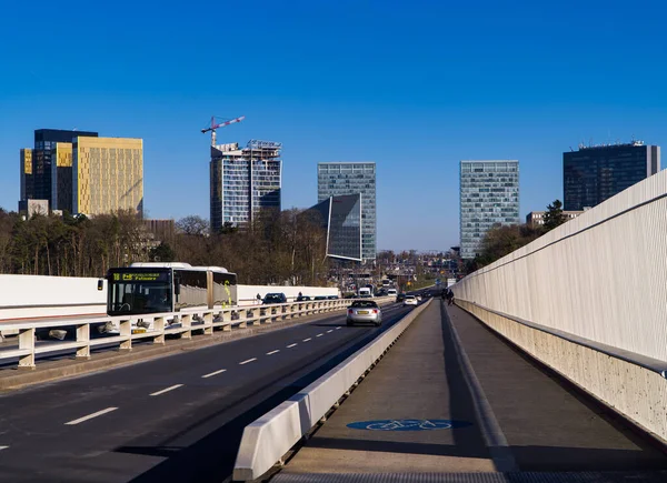 Kirchberg Luksemburg Lutego 2020 Wycena Autobusu Czerwonym Mostie Widokiem Panoramę — Zdjęcie stockowe