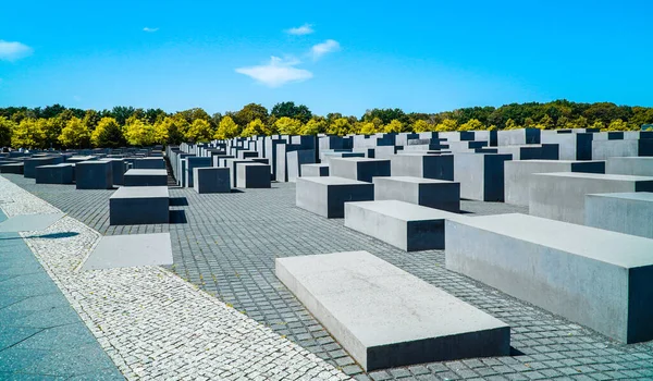 Berlin, Almanya - 2 Eylül 2019 - Arkasında ağaçlar olan Soykırım anıtı taşları