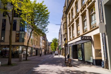 Lüksemburg Şehri, Lüksemburg - 7 Mayıs 2020 - Lüksemburg 'daki Grand Rue alışveriş caddesinde mağazaları ve insanları olan Zara mağazası