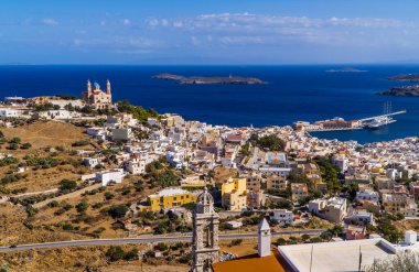 Arka planda Ermoupoli, Syros - Cyclades, Yunanistan ile Anastaseos Kilisesi, evler, yolcu gemisi ve Didimi adasının havadan panoramik görüntüsü