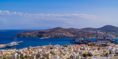 Ermoupoli - Syros, Yunanistan - 14 Ekim 2020 - Ermoupoli, Syros - Cyclades, Yunanistan 'ın evleri, yolcu gemisi ve sanayi tersanesi havadan panoramik görünümü