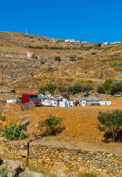 エルモポリ ギリシャ シロス 2020年10月14日 使い捨て洗濯機の土地の埋め立てとシロス シクラデス州エルモポリの風景の垂直ショット — ストック写真