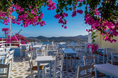 Ermoupoli - Syros, Yunanistan - 15 Ekim 2020 - Covid-19 kısıtlamaları sırasında Ano Syros, Cyclades, Yunanistan 'da boş bir restoran