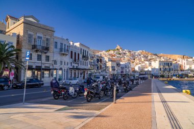 Ermoupoli - Syros, Yunanistan - 15 Ekim 2020 - Ermoupoli, Syros, Cyclades, Yunanistan 'daki Ege deniz gezisi, gün batımında